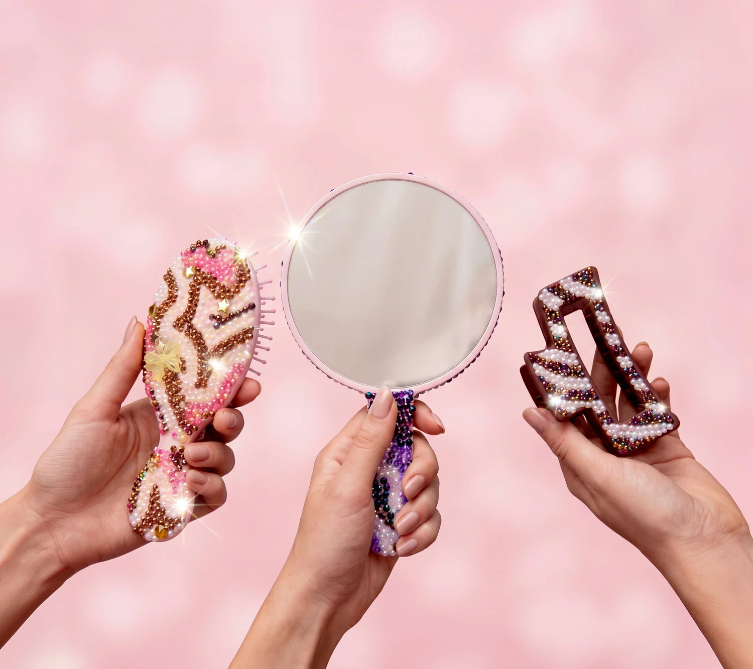 Drei Hände halten verzierte Haarbürsten, einen Handspiegel und eine Haarspange