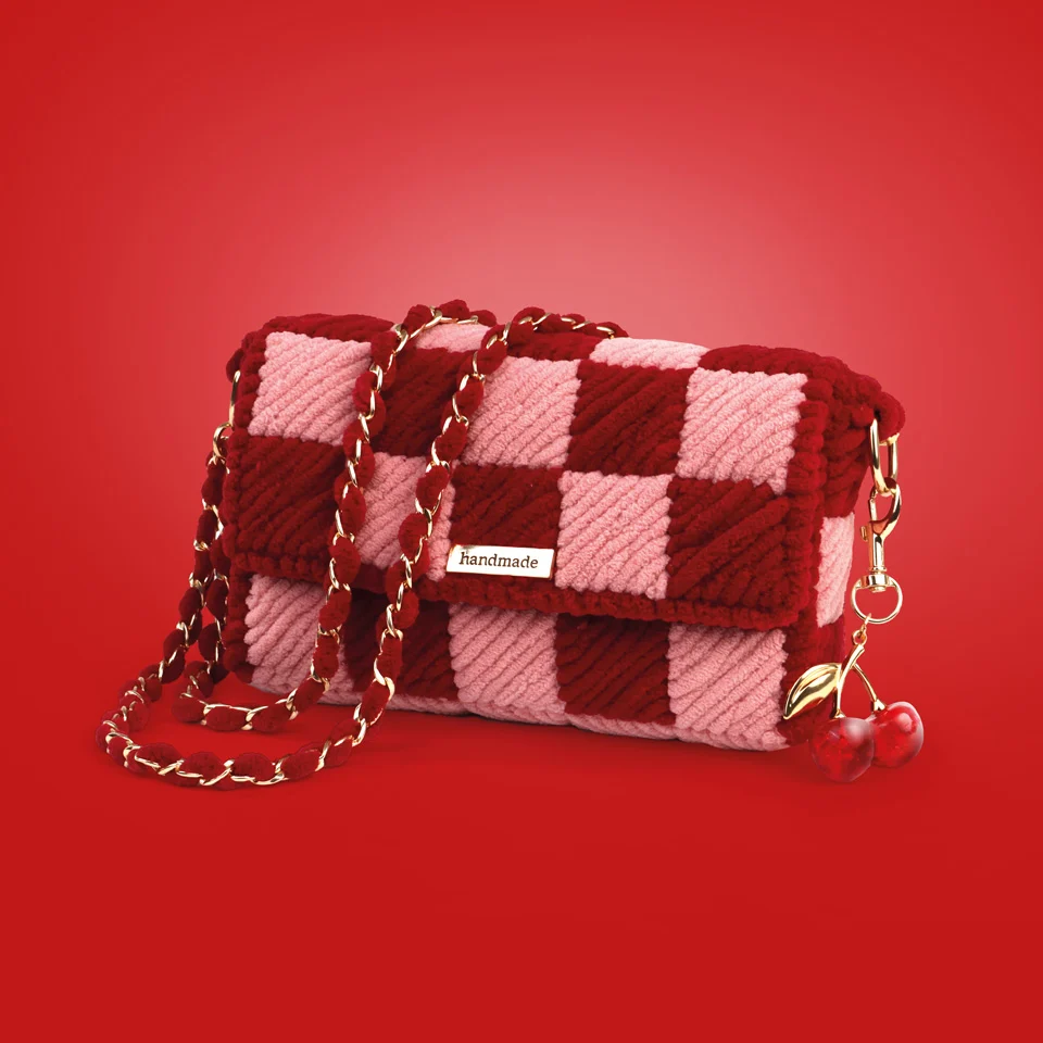 Gewebte Tasche mit Kette und Kirschanhänger, Design in Rot-Rosa